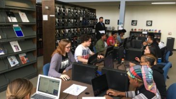 HistorianNicholasRudnytzkyatthebackoftheclassthathehopeswillsoonbeinSkypecontactwithclassroomsinUkraine1024x768