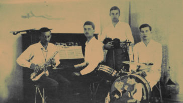 1LeonidYablonsky3rdfromtheleftwithviolin1931