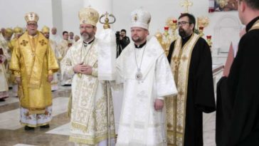 BishopStepanSusholdsacrosiershortlyafterhisepiscopalconsecrationattheCathedraloftheResurrectionofChristinKyivJan122020CreditUGCCe1579083208299