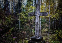 Ukrainian Canadians fight to save a forgotten cemetery in Quebec's Abitibi region 8 cross that marks the entrance to spirit lake cemetery